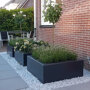 Planter Smooth antraciet vierkant in de tuin